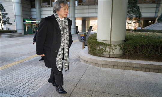 정기석 국민건강보험공단 이사장이 15일 서울고등법원에서 열리는 담배소송 항소심 제11차 변론에 참석하기 위해 이동하고 있다. 건보공단 제공.